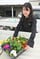 花苗を車に積み込む部員（３０日、長野県松本市で）