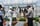 ピーマン定植時の説明を聞く参加者（長野県長野市、５月１３日）