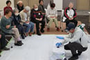 枝豆を植える指導を受ける参加者（１３日、長野県松本市で）