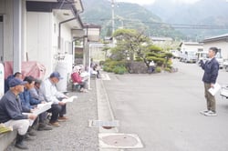 ポイントを解説する西牧指導員（松本市梓川）