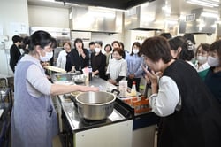 ワラビのあく抜きの様子を見るJAしみず女性部の部員ら