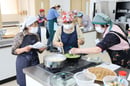 協力しながら牛乳を使った料理を楽しむ部員（長野県茅野市で）