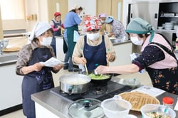 協力しながら牛乳を使った料理を楽しむ部員（長野県茅野市で）
