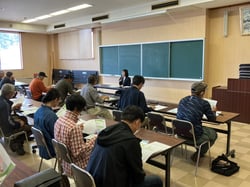 求人の説明を聞く参加者ら（長野県中野市で）