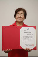 認定証を手にする樽井さん（長野県諏訪市で）