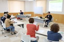 農薬の正しい使い方を説明する米沢担当（長野県茅野市で）