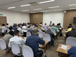 説明をする営農技術員（千曲市にあるちくま営農経済センターにて）