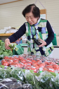 新鮮野菜を手に取る来店者（長野県塩尻市にて）