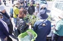 苗を買い求める来場者たち（安曇野市豊科）