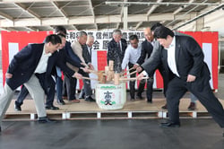 安全な生産と販売を願って樽割りをする関係者（長野県原村で）