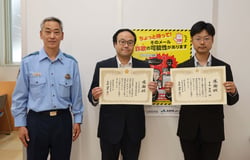 酒井署長から感謝状が贈られた後藤支所次長（中）と中島主任（右）（長野県富士見町で）