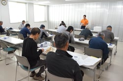 出荷の注意事項を説明するＪＡ担当職員（長野県駒ケ根市で）