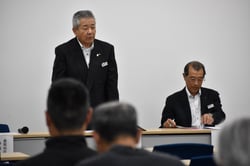 支所運営委員会であいさつをする西村組合長（左）（長野県伊那市で）