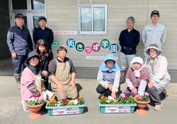 「この街きっず学園」で行った花苗プランターの寄贈式（長野県諏訪市で）