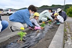 地域住民と共に花を植える園児