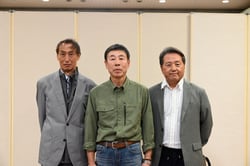 新部会長と副部会長（左　菅沢さん）（中央　柳澤さん）（右　市川さん）