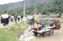 自動操舵のロボット田植機を視察する松本市議会委員（２６日、長野県松本市）