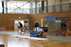 交通事故を再現するスタントマン（５月２１日、佐久市で）