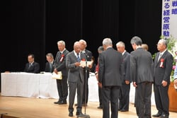 受賞者を代表して謝辞を述べる沓掛和訓さん（長野県上田市で）
