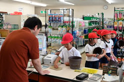 鉢を購入する児童ら
