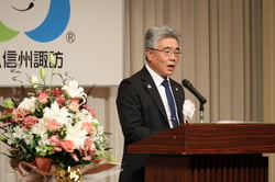 緊急決議について説明する小平組合長（長野県茅野市で）