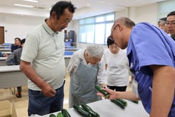 規格を確認する塩原専門部長（左）と生産者（２９日、長野県松本市にて）
