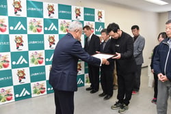 表彰を受ける受賞者ら（長野県上田市で）