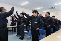 頑張ろう三唱で決意を新たにする役職員ら（長野県飯田市で）