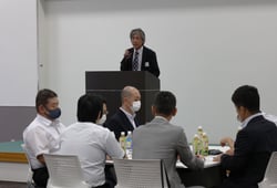あいさつする森村部会長（２日、長野県松本市にて）