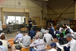 資料の説明をする営農技術員（長野県長野市、６月８日）
