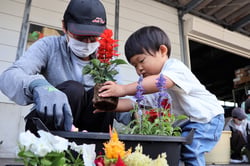 寄せ植えを楽しむ参加者（６月６日、佐久市・ＪＡ本所で）