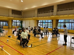 体操に取り組む参加者たち（安曇野市三郷）