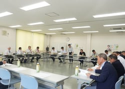 現況の報告をする担当者（安曇野市堀金）