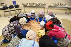 大豆と麹を混ぜる参加者（長野県長野市、６月３日）