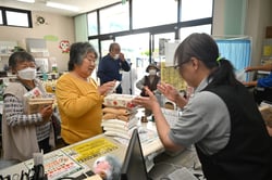 セール品を買い求める来店者（２５日、長野県安曇野市にて）