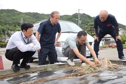 「本所農園」で小玉スイカの摘心を学ぶ職員（長野県諏訪市で）