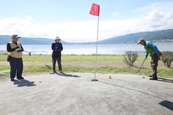 諏訪湖畔が一望できる施設でマレットゴルフを楽しむ会員（長野県岡谷市で）