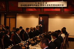 あいさつする小松委員長（長野県諏訪市で）