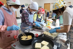 協力して調理する部員ら（長野県飯田市で）