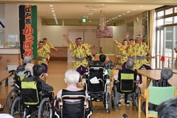 踊りを披露するかっぽれのメンバー（長野市穂保のりんごの郷にて）