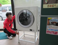 見本機を支所へ設置する職員（長野県阿智村で）