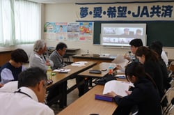 意見交換を交わす生産者（４日、長野県松本市にて）