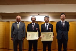 表彰状を持つ受賞者（中央）と望月隆組合長（左）と浅沼一明部会長（右） （長野県中野市で）