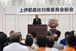 総会であいさつをする西村委員長（長野県伊那市で）