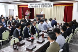 ２０億円の販売目標に向けて、意思を統一した花き取引会議（長野県富士見町で）