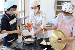 牛乳を使った料理に挑戦する受講生（長野県茅野市で）