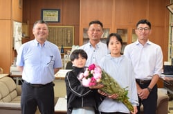 花束を持つ児童と役員ら（長野県中野市で）