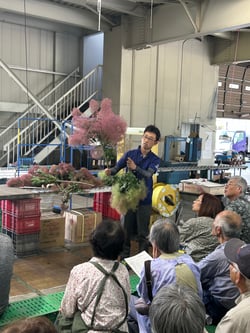 説明する岩月技術員
