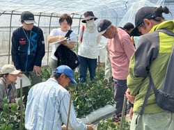 受講生に説明する久保田さん（真ん中の青い帽子の方）