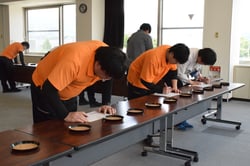 品質を見極める職員ら（長野県伊那市で）